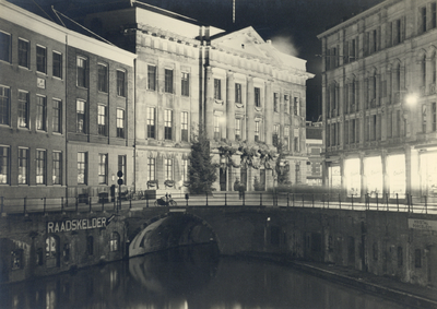99633 Gezicht op het verlichte Stadhuis (Stadhuisbrug 1) te Utrecht, bij avond, ter gelegenheid van het huwelijk van ...